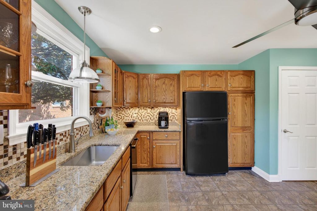 Image 22 of property listing at 18 S BEAUMONT AVE, Catonsville, MD 21228