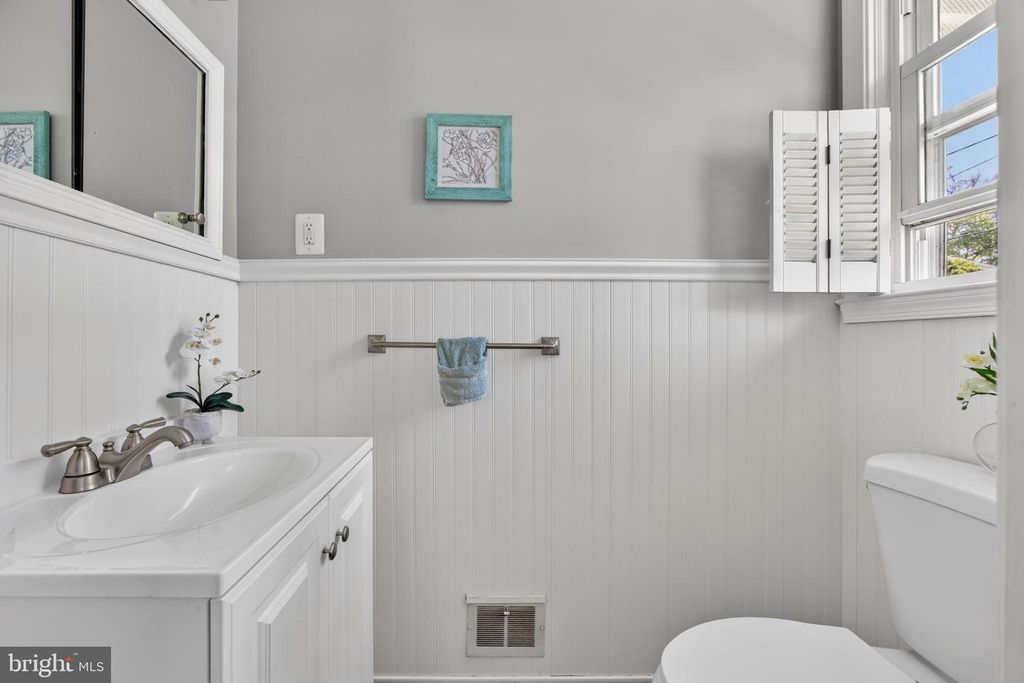 Image 29 of property listing at 18 S BEAUMONT AVE, Catonsville, MD 21228