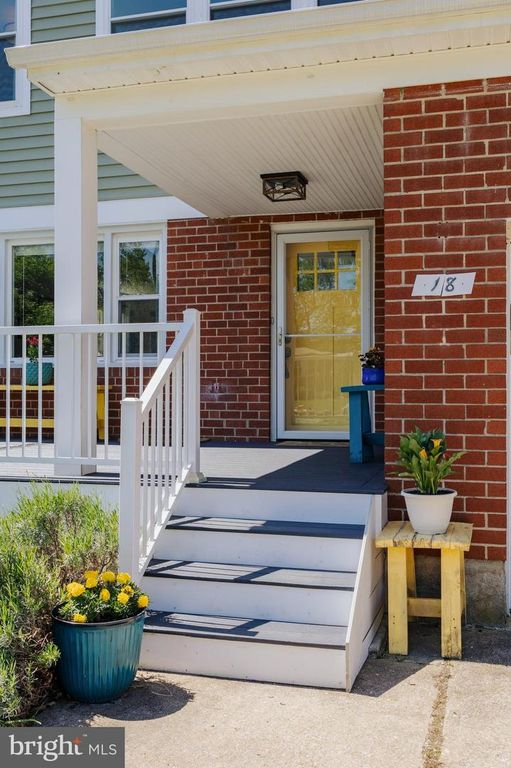 Image 3 of property listing at 18 S BEAUMONT AVE, Catonsville, MD 21228