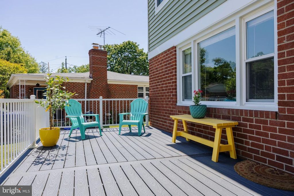 Image 4 of property listing at 18 S BEAUMONT AVE, Catonsville, MD 21228