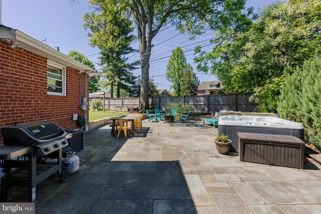 Image 56 of property listing at 18 S BEAUMONT AVE, Catonsville, MD 21228