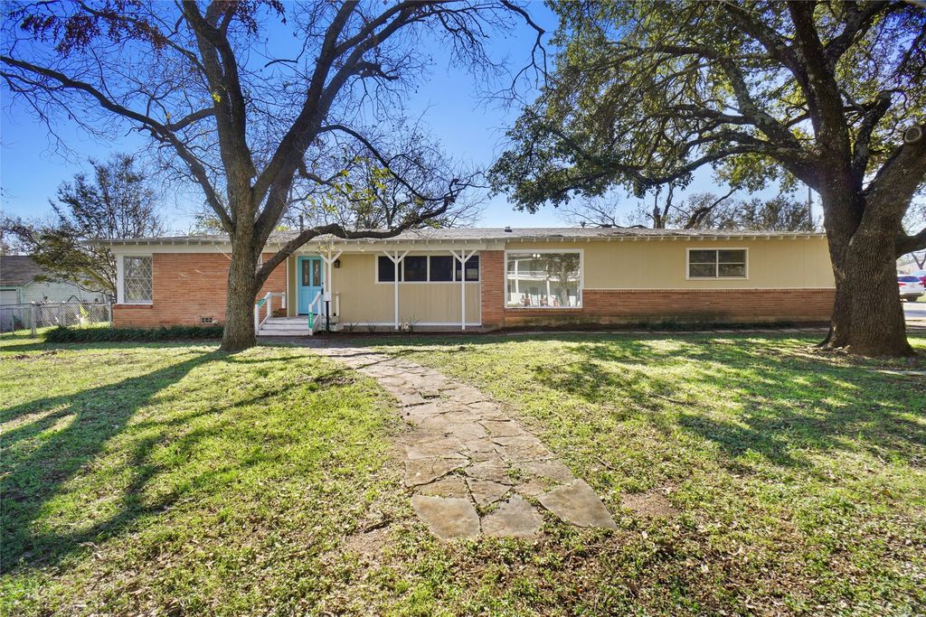 221 W 5th Street, Springtown, TX 76086