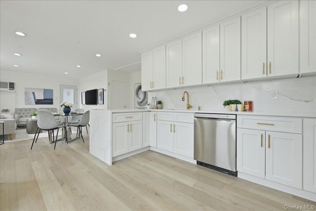84 N Fordham Road, Hicksville, NY 11801