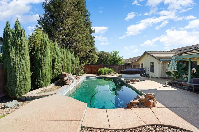 737 Lake Canyon Ave, Galt, CA 95632