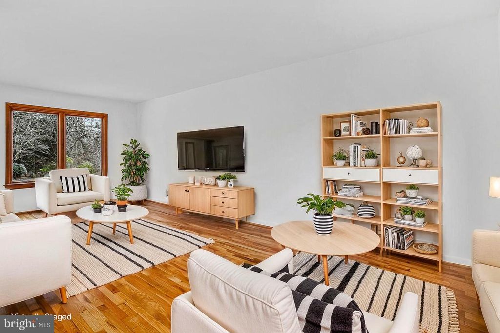 Image 6 of property listing at 11450 HIGH HAY DR, Columbia, MD 21044