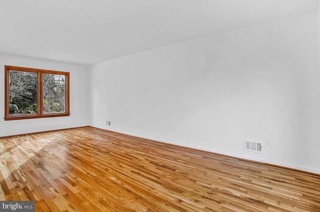 Image 7 of property listing at 11450 HIGH HAY DR, Columbia, MD 21044