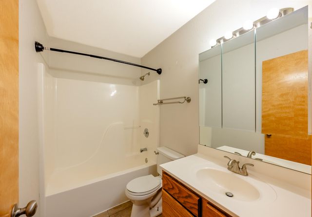 17180 N CROWNVIEW DR, Centralia, MO 65240