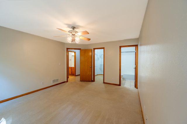 17180 N CROWNVIEW DR, Centralia, MO 65240