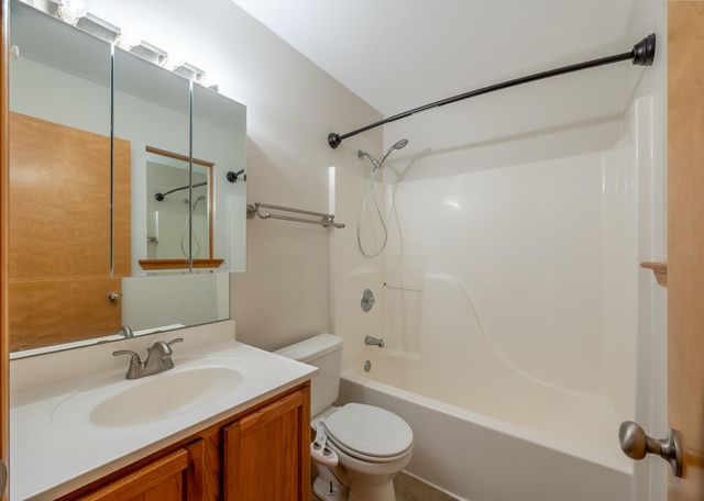17180 N CROWNVIEW DR, Centralia, MO 65240