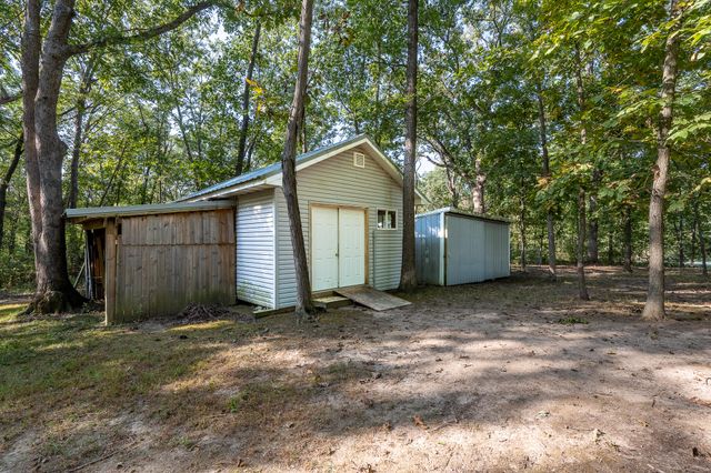 17180 N CROWNVIEW DR, Centralia, MO 65240