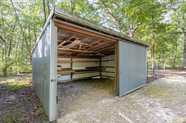 17180 N CROWNVIEW DR, Centralia, MO 65240