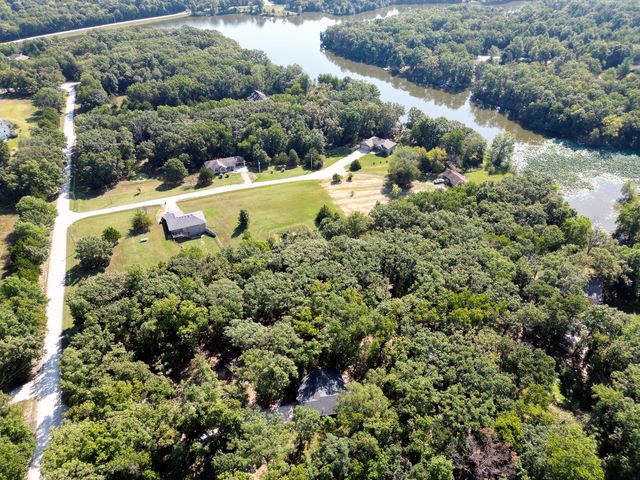 17180 N CROWNVIEW DR, Centralia, MO 65240