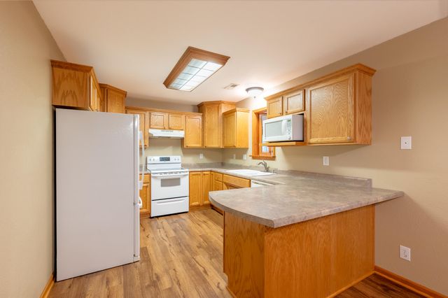 17180 N CROWNVIEW DR, Centralia, MO 65240