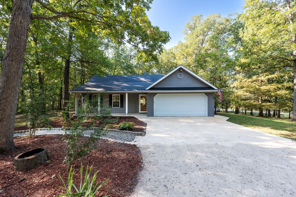 17180 N CROWNVIEW DR, Centralia, MO 65240