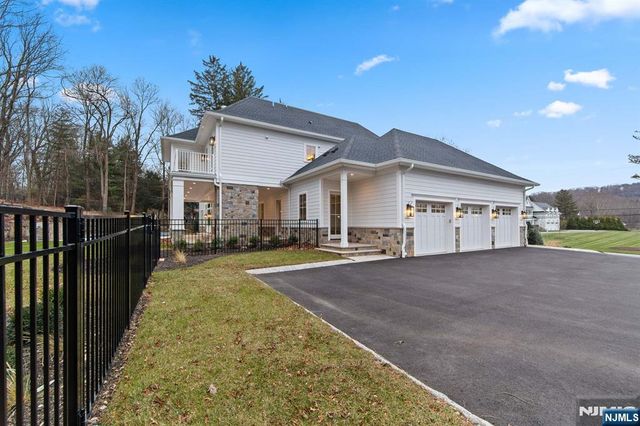 309 Green Ridge Road, Franklin Lakes, NJ 07417