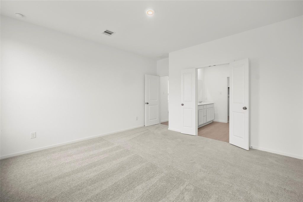 Image 5 of property listing at 3025 Waterwood Pass Drive, Katy, TX 77493