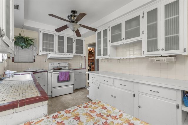 26204 Doxtator Street, Dearborn Heights, MI 48127