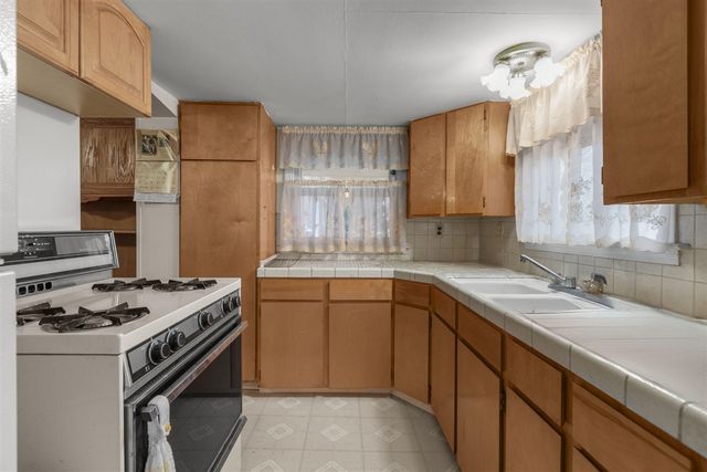 26204 Doxtator Street, Dearborn Heights, MI 48127