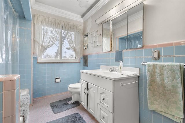 26204 Doxtator Street, Dearborn Heights, MI 48127