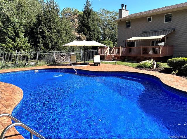 29 Deer Brook Drive, New Windsor, NY 12553