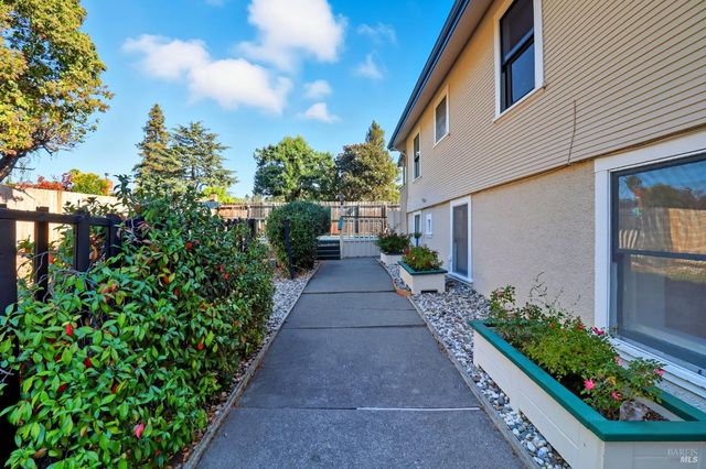 2094 Center Rd, Novato, CA 94947