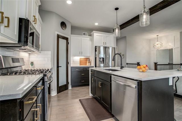 213 SW Davenport Drive, Blue Springs, MO 64014