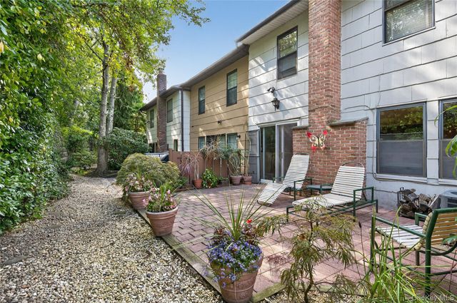 12 Hampton Way, Woodbury, NY 11797