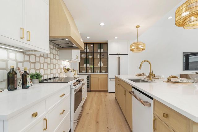 338 Alhambra Place, West Palm Beach, FL 33405