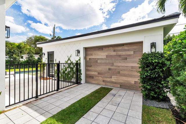 338 Alhambra Place, West Palm Beach, FL 33405