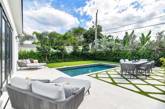 338 Alhambra Place, West Palm Beach, FL 33405