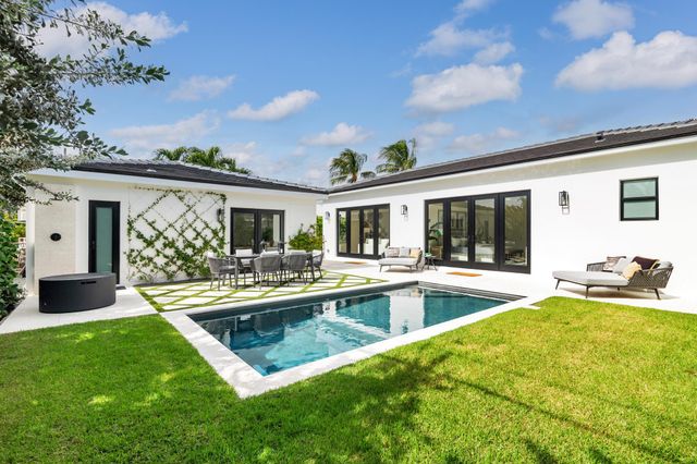 338 Alhambra Place, West Palm Beach, FL 33405