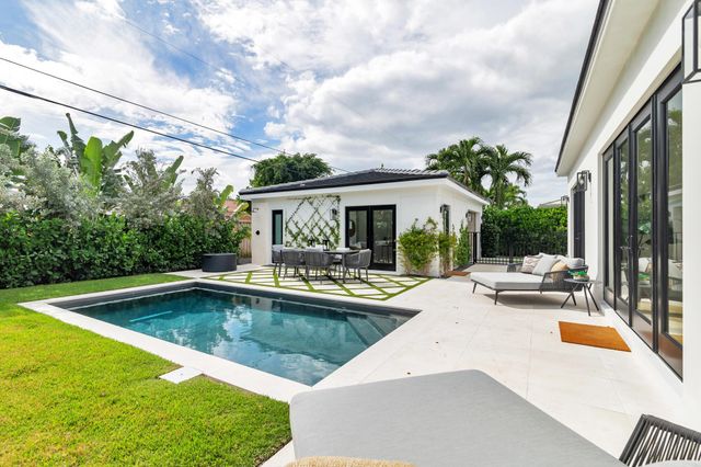 338 Alhambra Place, West Palm Beach, FL 33405