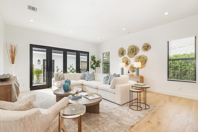 338 Alhambra Place, West Palm Beach, FL 33405