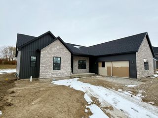 702 N Beacon Hill Circle, Urbana, IL 61802