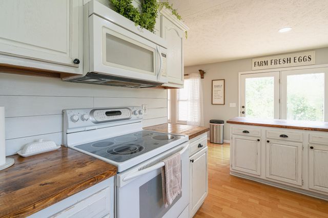 9632 Private Road 8610, West Plains, MO 65775