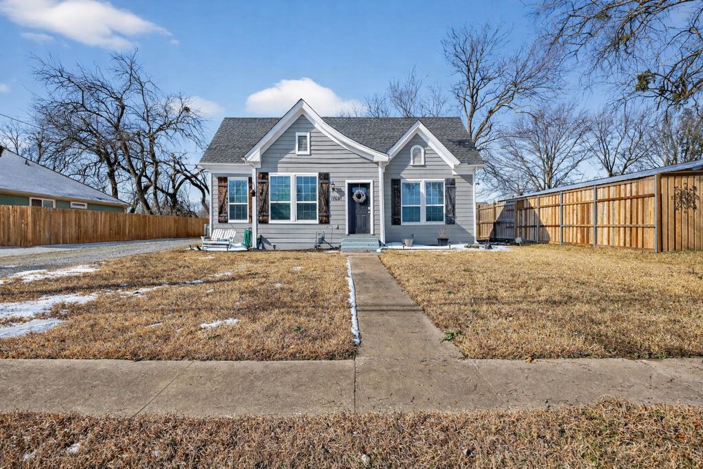 1709 Franklin Avenue, Bonham, TX 75418