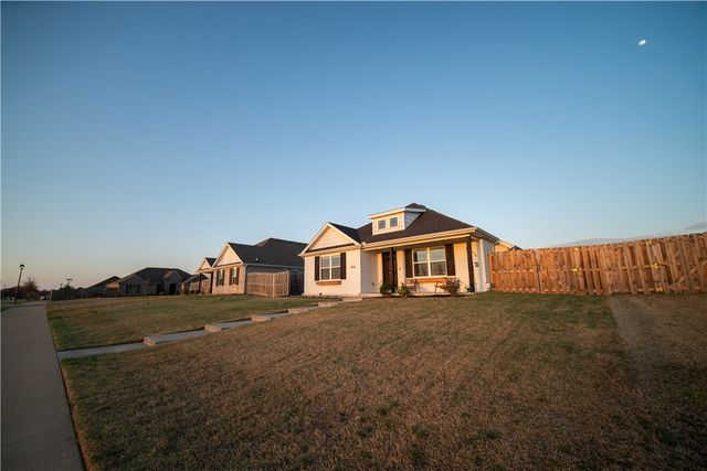 166 N Broyles Avenue, Fayetteville, AR 72704