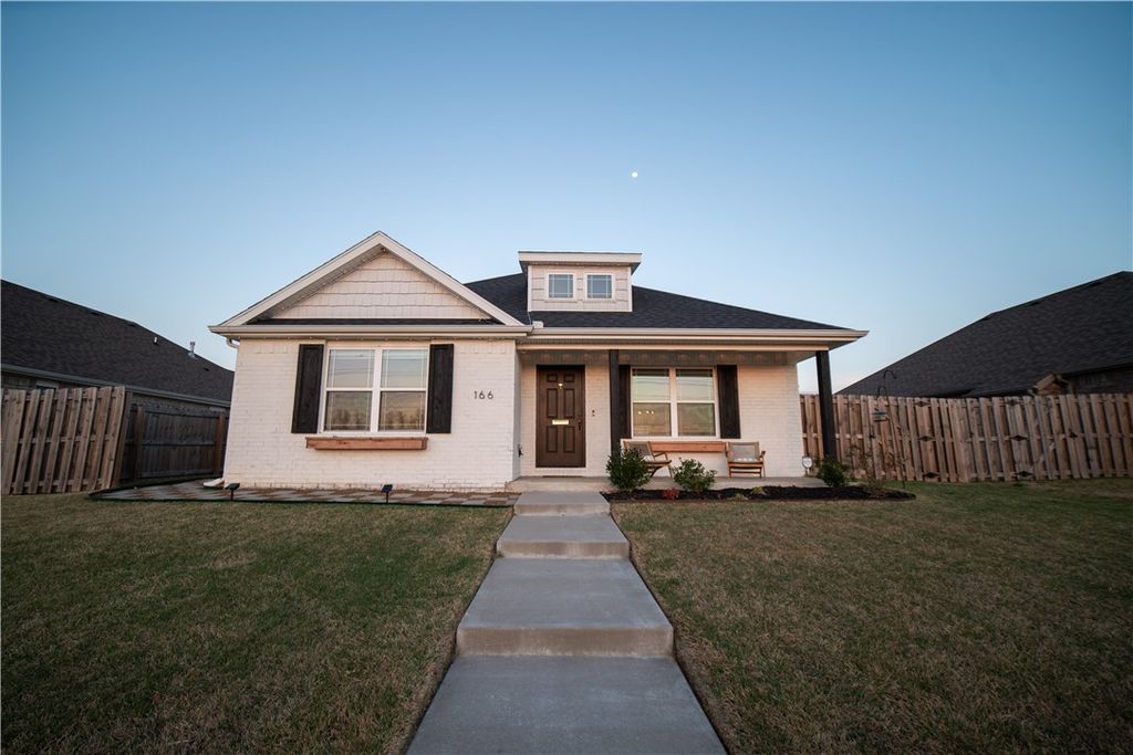 166 N Broyles Avenue, Fayetteville, AR 72704