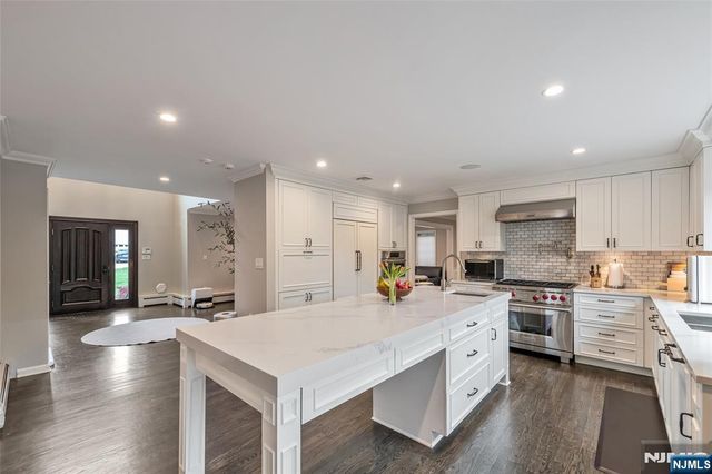 55 Auryansen Court, Closter, NJ 07624