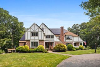 131 Bay Colony Dr, Westwood, MA 02090