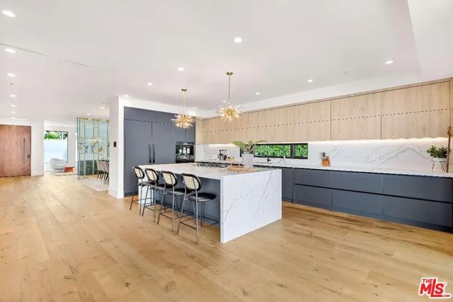 6201 Lindenhurst Avenue, Los Angeles, CA 90048