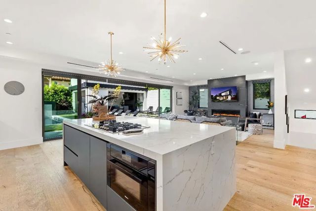 6201 Lindenhurst Avenue, Los Angeles, CA 90048