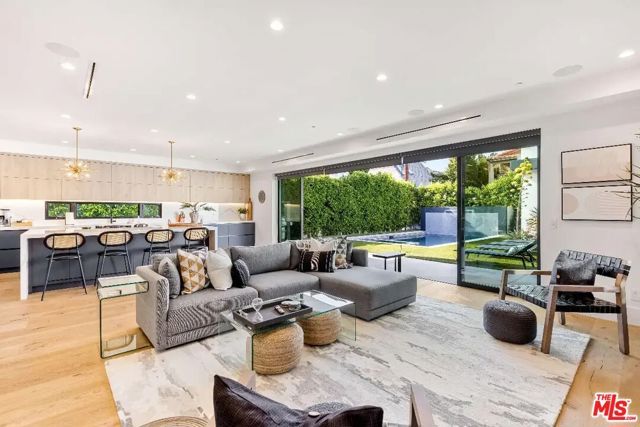 6201 Lindenhurst Avenue, Los Angeles, CA 90048