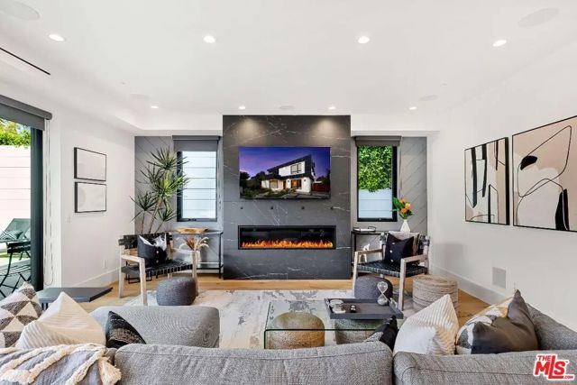 6201 Lindenhurst Avenue, Los Angeles, CA 90048