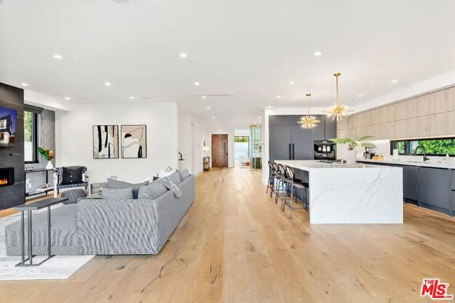 6201 Lindenhurst Avenue, Los Angeles, CA 90048