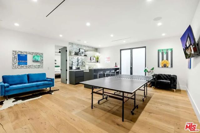 6201 Lindenhurst Avenue, Los Angeles, CA 90048