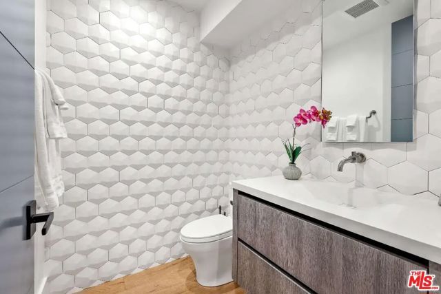 6201 Lindenhurst Avenue, Los Angeles, CA 90048