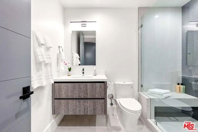 6201 Lindenhurst Avenue, Los Angeles, CA 90048