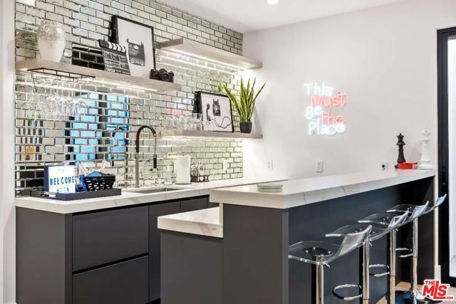 6201 Lindenhurst Avenue, Los Angeles, CA 90048