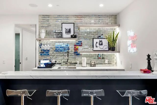 6201 Lindenhurst Avenue, Los Angeles, CA 90048